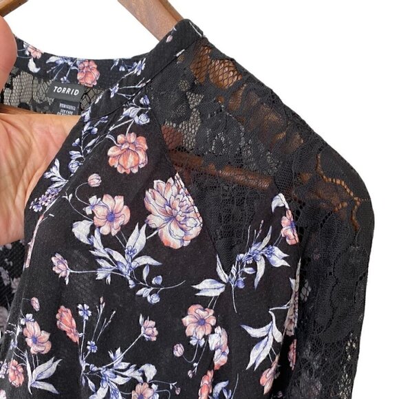 Torrid empire waisted top,  elasticized waist, v-neck, high-low hemline - Picture 12 of 14